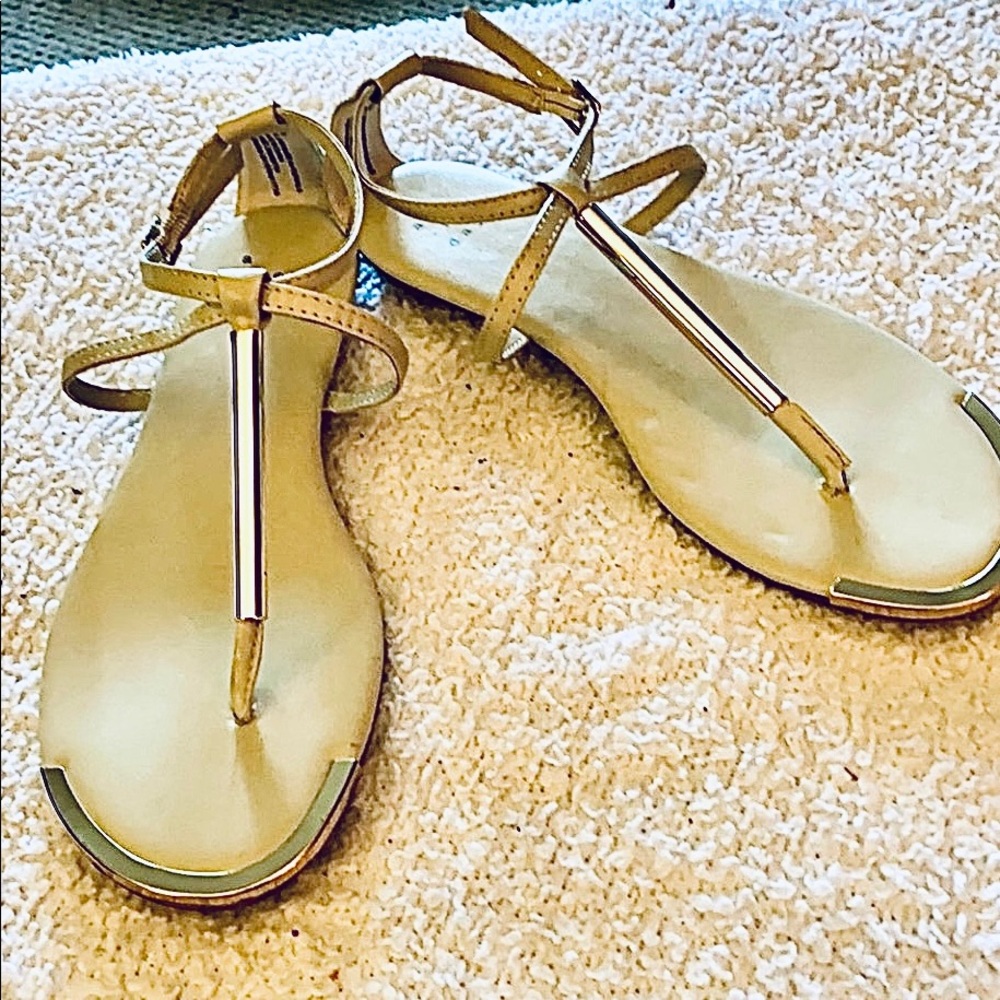 LOVELY A NEW DAY TAN CREAM SANDALS WITH GOLD TRIM SIZE 6